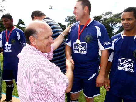 Prefeito Marcos Coelho entregando medalha ao Campeo (Contenda)