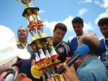  Prefeito entrega a taa de Campeo ao Goleiro Lucas do Contenda