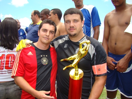 Lucas recebe do Vereador Giulliano Tibá o troféu de goleiro menos vazado