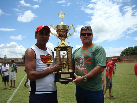 Sargenteo Donizete entrega o troféu de equipe mais disciplinada ao América