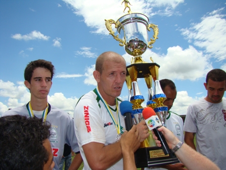 Jairinho recebe o troféu de Vice-Campeão para o Amorim