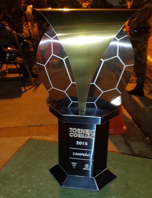 Trofu do Torneio Corujo 2015 (Foto: Marco Astoni/GloboEsporte.com)