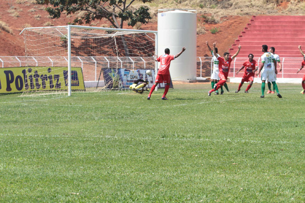 Time do Amrica assume a primeira posio na tabela de classificao (Foto: Marcos Ribeiro)