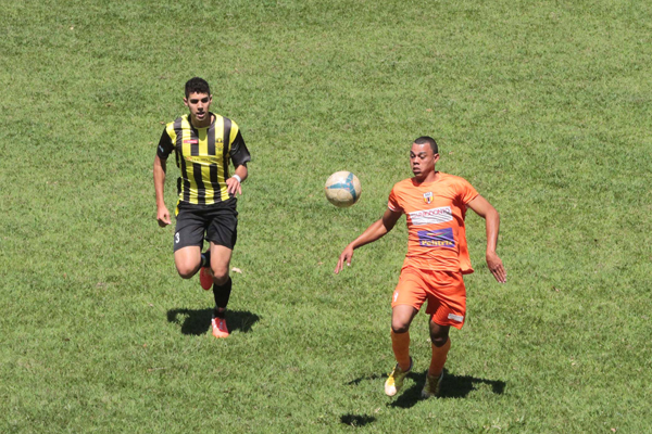 Jogadores do Aurora (dir) e Floresta disputam bola (Foto: Marcos Ribeiro)